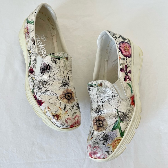 Shoes With Flowery Details size 6 - Picture 2 of 14